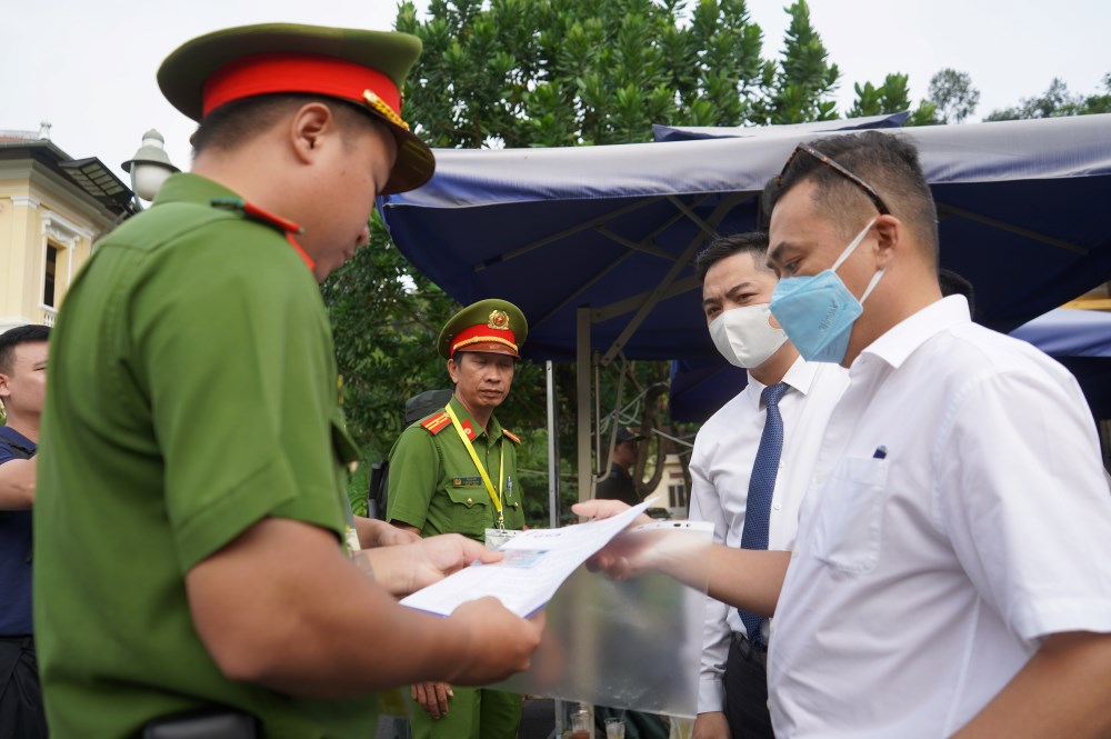 Tham gia phien toa co gan 100 luat su bao chua cho cac bi cao, bao ve quyen va loi ich hop phap cho nguoi lien quan va bi hai. Trong do, rieng ba Lan co 4 luat su. Khoang 530 to chuc, ca nhan duoc trieu tap voi tu cach nguoi co quyen, nghia vu lien quan.  Cac luc luong chuc nang chi cho nhung nguoi co giay trieu tap cua toa duoc vao trong.