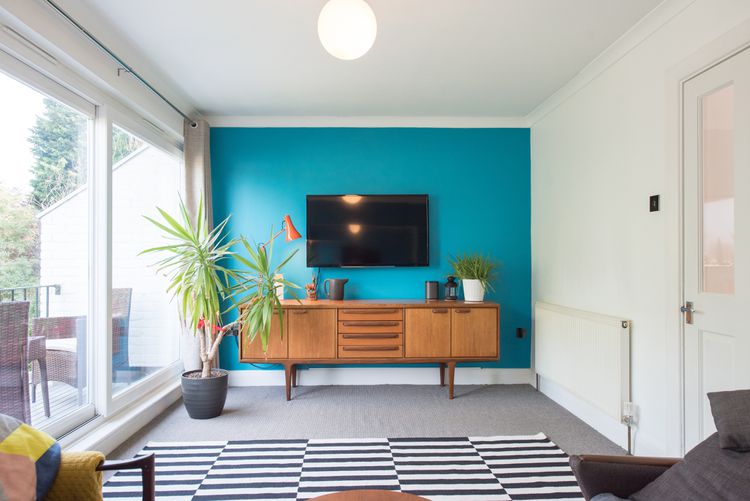 Bố trí tivi ở phòng khách cần hài hoà màu sắc sơn và ánh sáng. Ảnh: THEO THESPRUCE