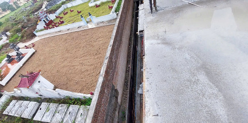 Người dân san lấp nghĩa trang sát bờ rào dự án phát triển nhà ở tại xã Hưng Lộc, TP Vinh. Ảnh: Quang Đại