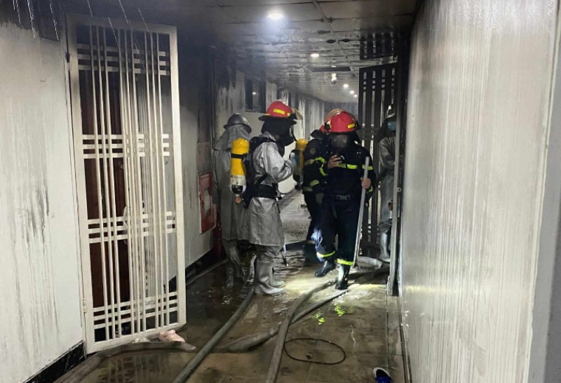 The draft Law on Fire Prevention and Fighting and Rescue stipulates 17 prohibited acts. In the photo, fire prevention and fighting forces extinguish a fire at an apartment building in Thanh Tri district. Photo: Duong Hiep
