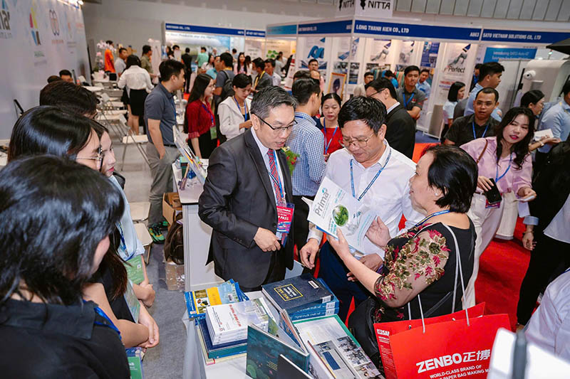 Hình ảnh Khách tham quan Triển lãm VietnamPrintPack 2024. Ảnh: DN cung cấp