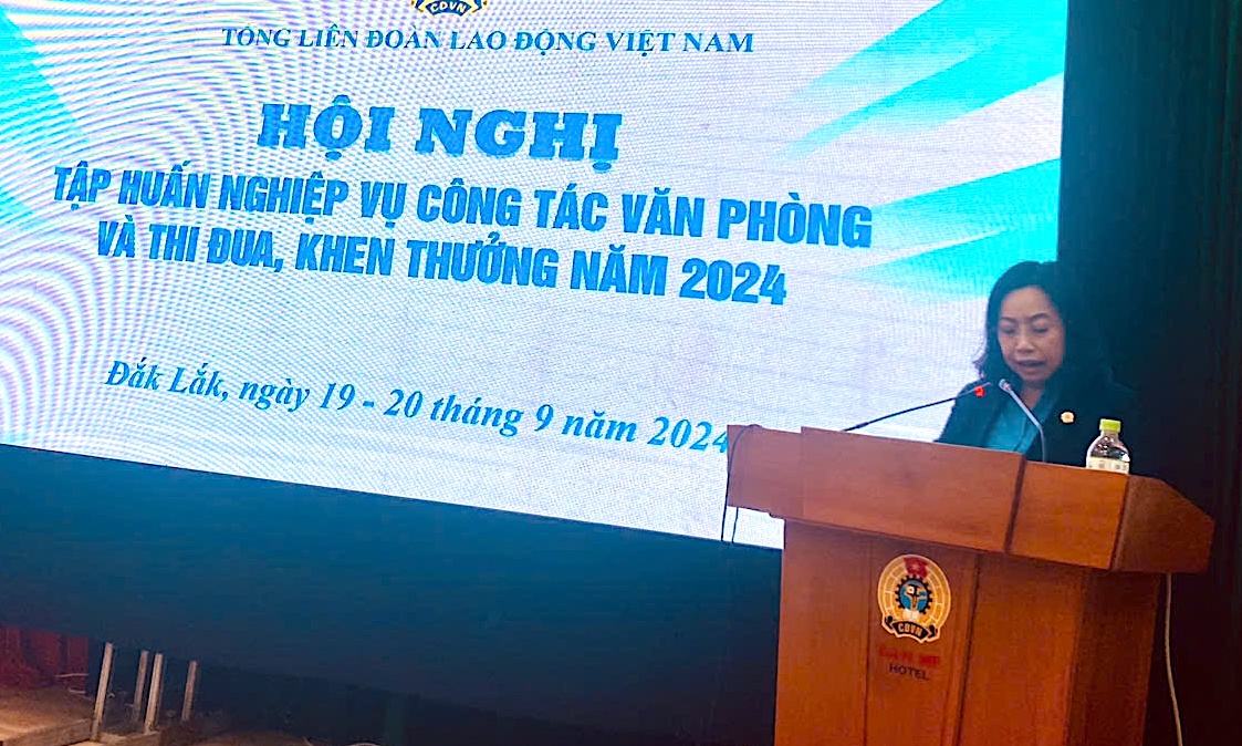 Phó Chủ tịch Thường trực Tổng LĐLĐVN Thái Thu Xương phát biểu tại hội nghị. Ảnh: Khắc Hùng