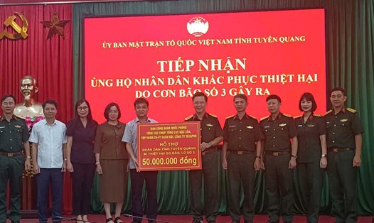 Trao hỗ trợ nhân dân tỉnh Tuyên Quang. Ảnh: Thành Vinh