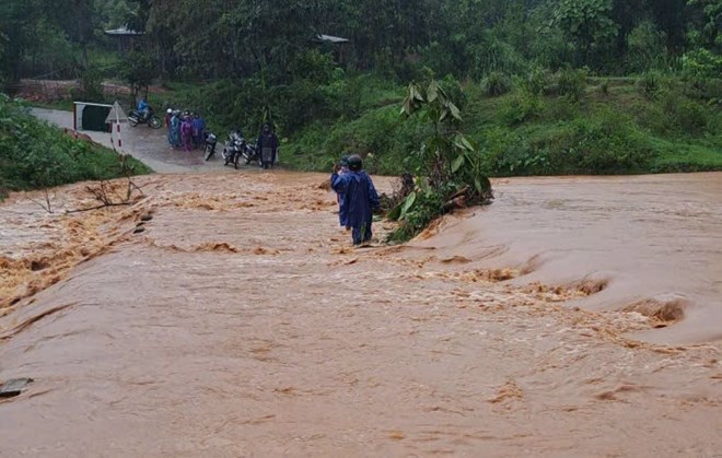 Bão gây gió mạnh ở đảo, cầu tràn ở miền núi nước ngập 1 mét