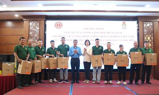 Các suất quà được Tổng LĐLĐ Việt Nam và Tổng Công hội Trung Quốc phối hợp trao cho người lao động. Ảnh: Khánh Linh
