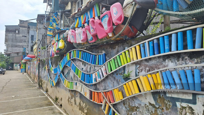 Một số tác phẩm đã được sửa chữa từ cuối năm 2023 nhưng đã nhem nhuốc khi nước rút. Ảnh: Đền Phú