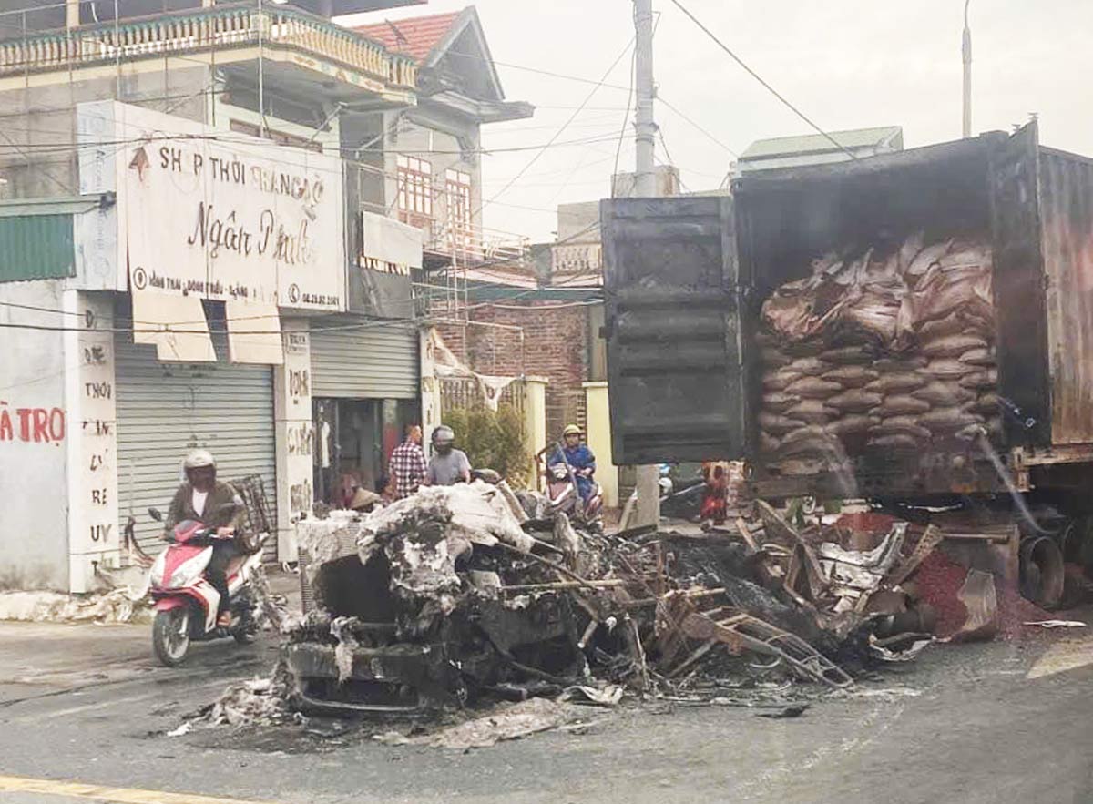 Cháy rụi xe đầu kéo sau tai nạn tại Quảng Ninh. Ảnh: Người dân cung cấp