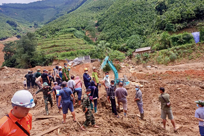 Máy móc được huy động tối đa phục vụ công tác tìm kiếm người mất tích. Ảnh: Ban Chỉ huy PCTT và TKCN Bắc Hà