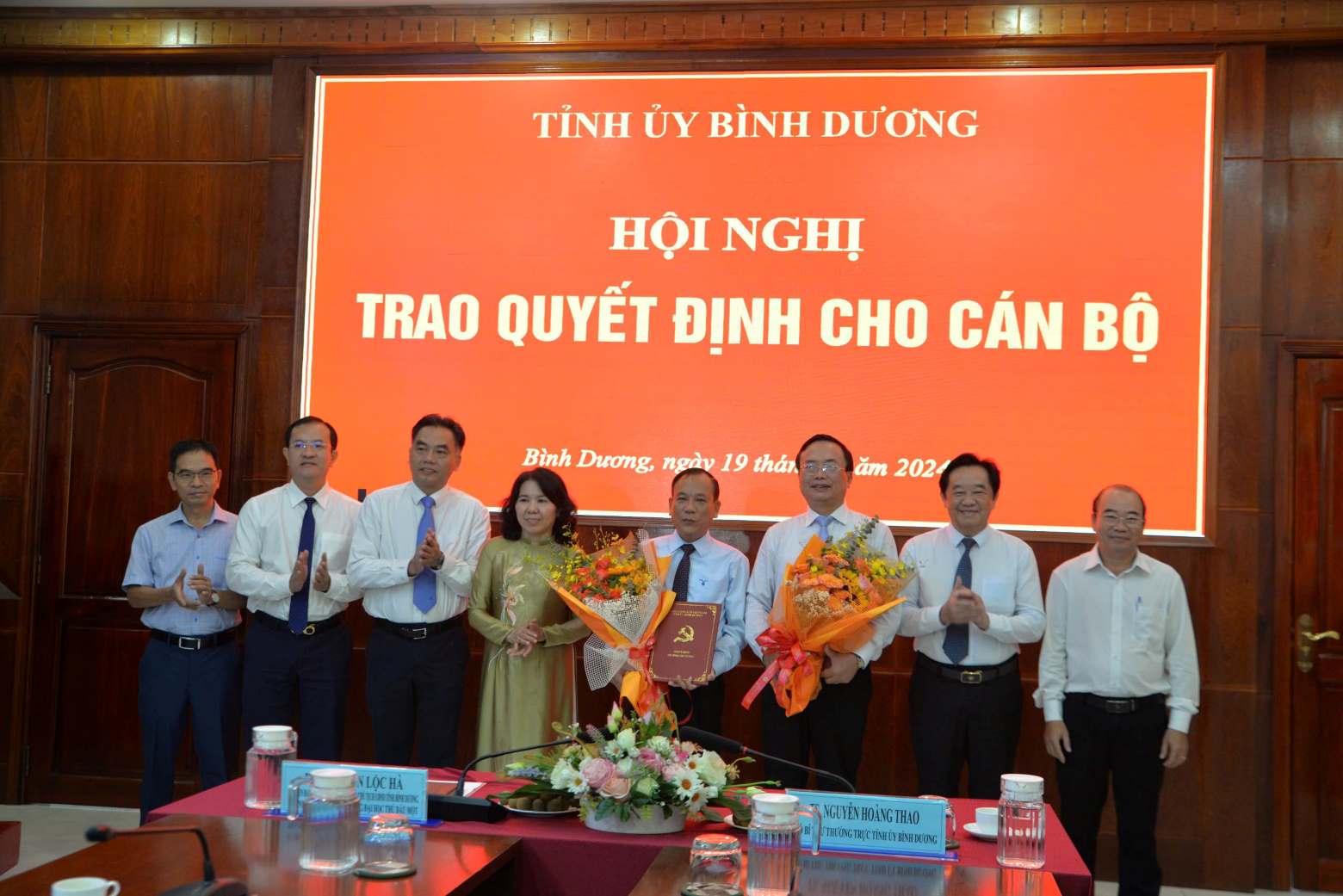 Binh Duong Province handed over the decision on personnel work at Thu Dau Mot University. Photo: Provided by TDM University