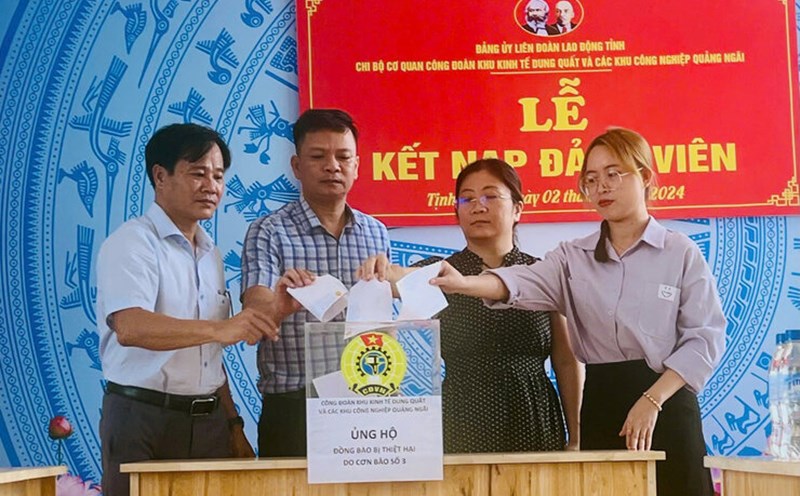 The Dung Quat Economic Zone and Quang Ngai Industrial Zones Trade Union supports people in the North affected by storm No. 3. Photo: Vien Nguyen