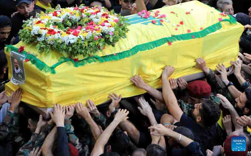 Người dân đến dự đám tang nạn nhân thiệt mạng trong vụ nổ máy nhắn tin ngày 17.9 ở Lebanon. Ảnh: Xinhua