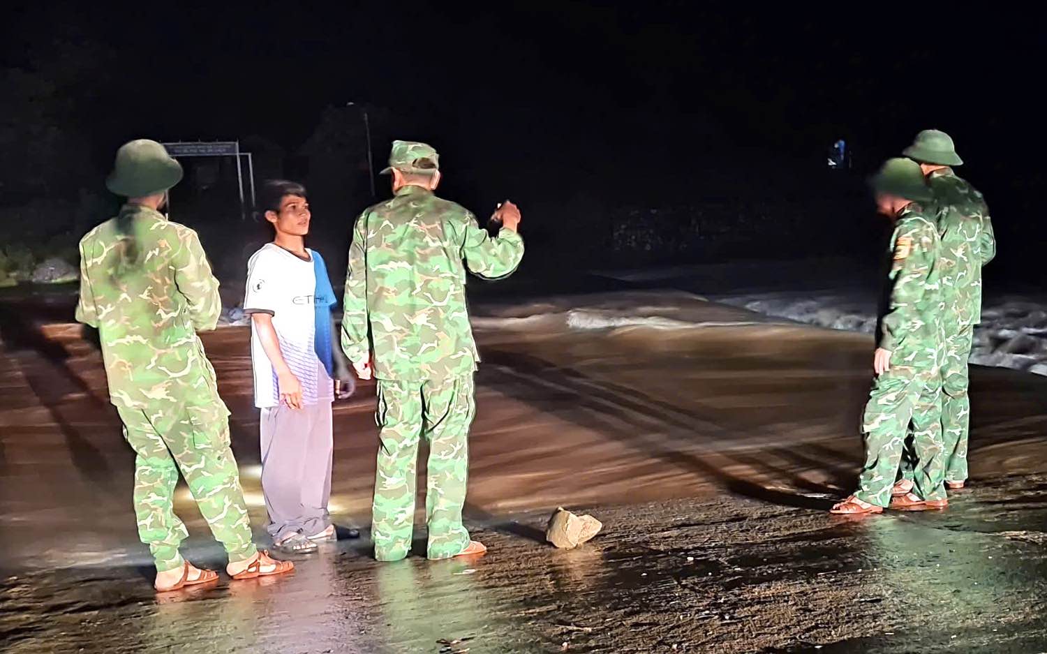 Nhiều tuyến đường tại huyện Minh Hóa bị chia cắt cho mưa lớn. Ảnh: Bộ đội Biên phòng