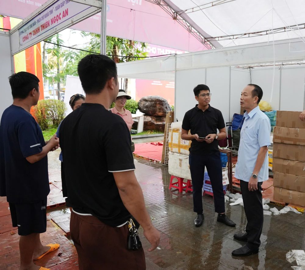 Phó Chủ tịch UBND tỉnh Thừa Thiên Huế Phan Quý Phương đến thăm, động viên các đơn vị tham gia hội chợ.
