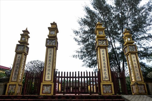 Phía trước cổng của đình làng Túy Loan. Ảnh: Hoàng Vinh
