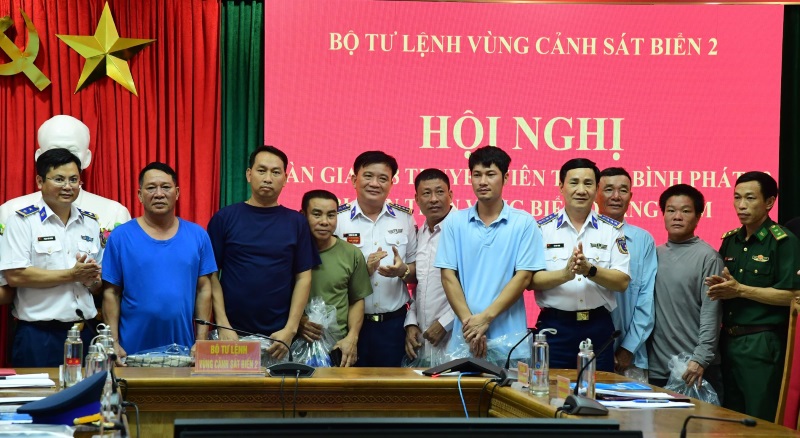 Bàn giao 8 ngư dân về đoàn tụ với gia đình. Ảnh Bộ đội biên phòng Quảng Nam