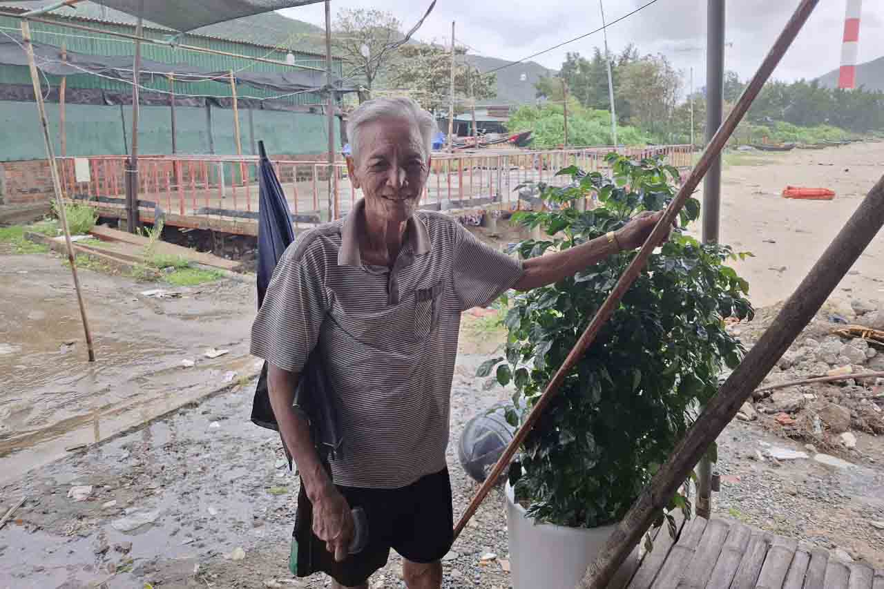 Nguoi dan kha diem tinh khi biet bao so 4 khong vao Ha Tinh. Anh: Tran Tuan.