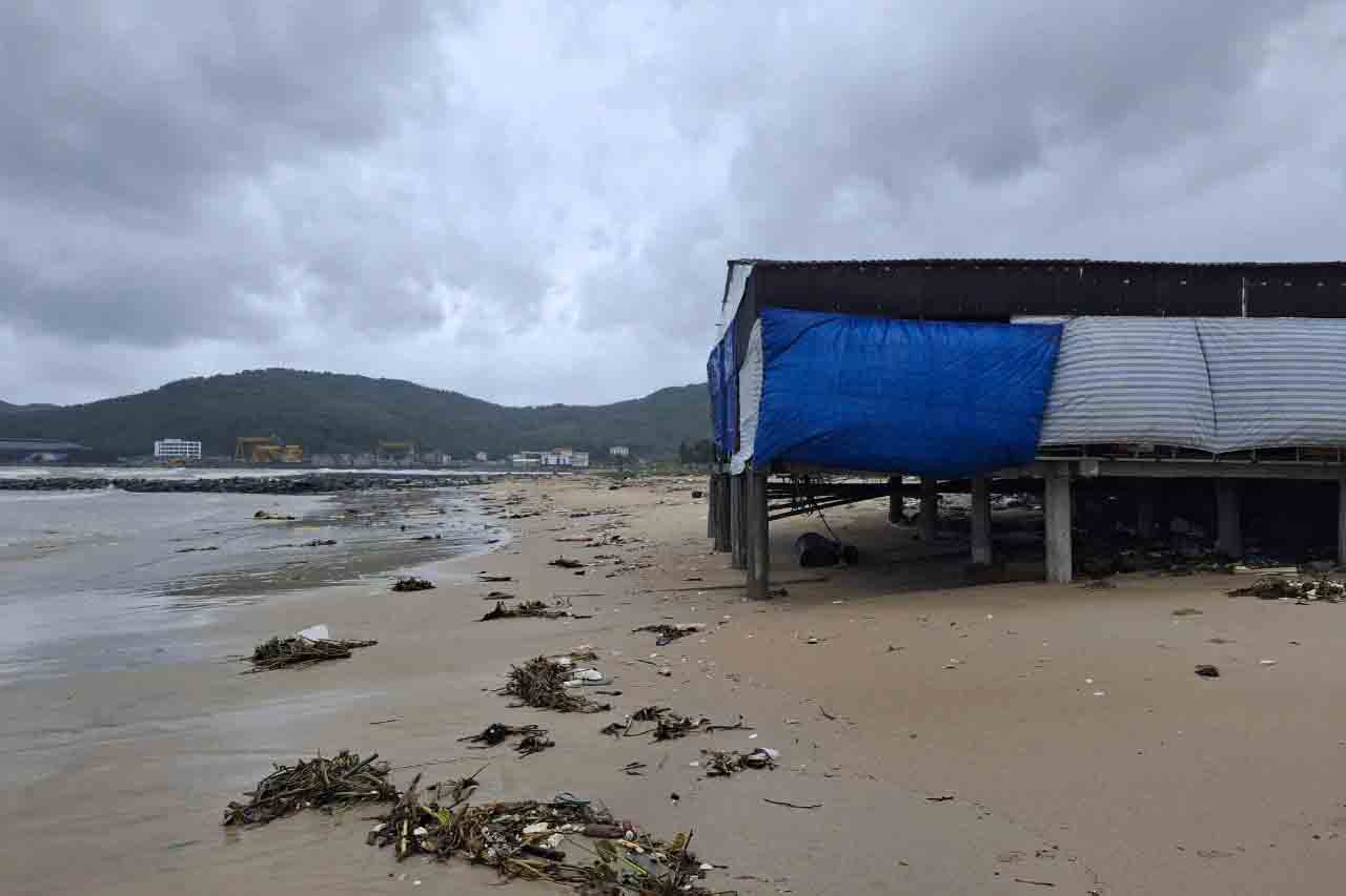 Nha cua, quan hang duoc nguoi dan xa Ky Loi gia co kin. Anh: Tran Tuan