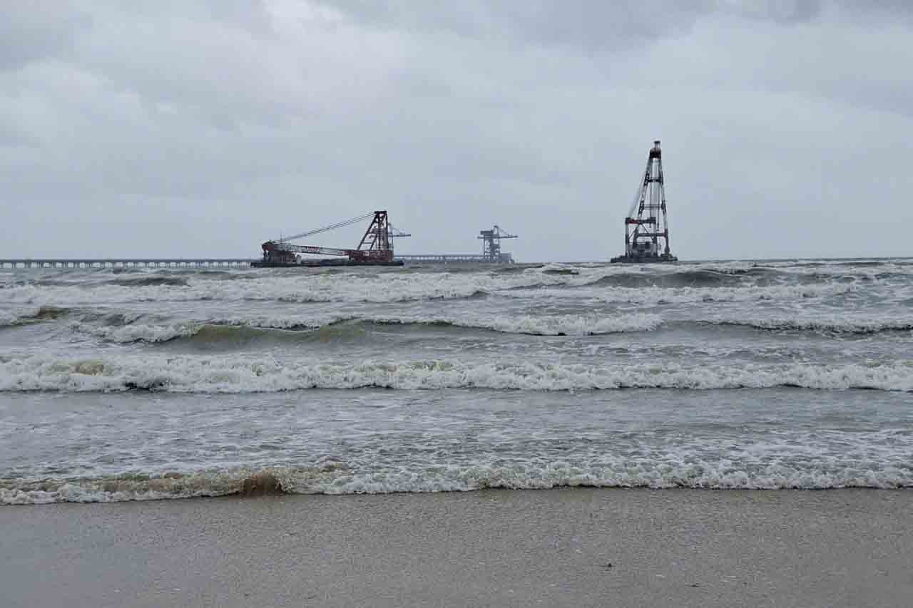 Sóng biển lớn ở xã Kỳ Lợi, thị xã Kỳ Anh, tỉnh Hà Tĩnh vào trưa 19.9. Ảnh: Trần Tuấn.