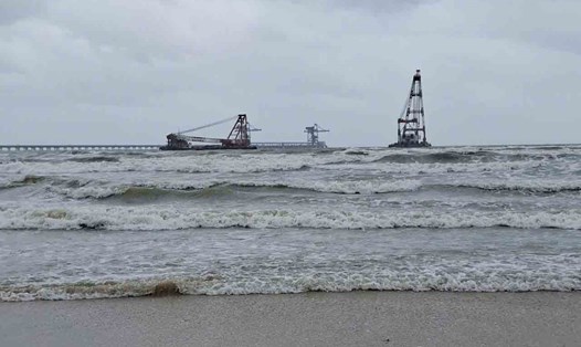 Sóng biển lớn ở xã Kỳ Lợi, thị xã Kỳ Anh, tỉnh Hà Tĩnh vào trưa 19.9. Ảnh: Trần Tuấn.