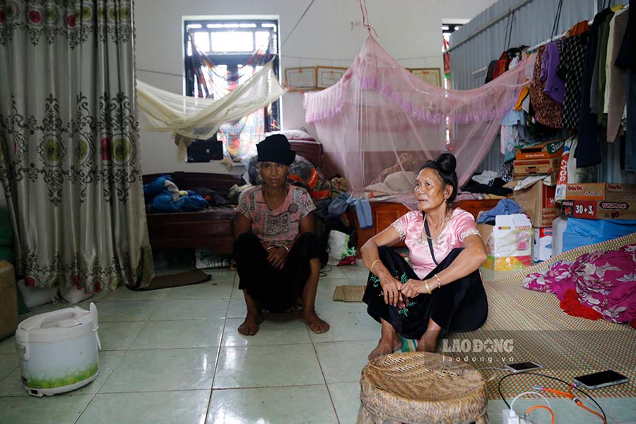 Ba Lo Thi Mang (ben phai) mong ngong on dinh lai cuoc song sau lu. Anh: Thanh Binh