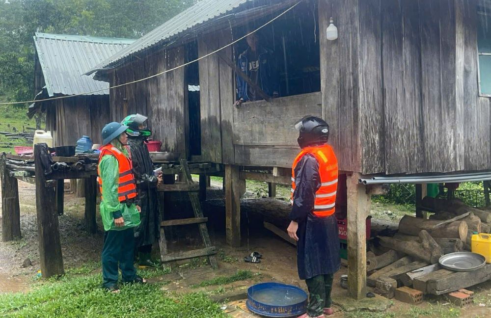 Don Bien phong Huong Lap thuyet phuc nguoi dan di doi den noi an toan. Anh: Bien phong Quang Tri.