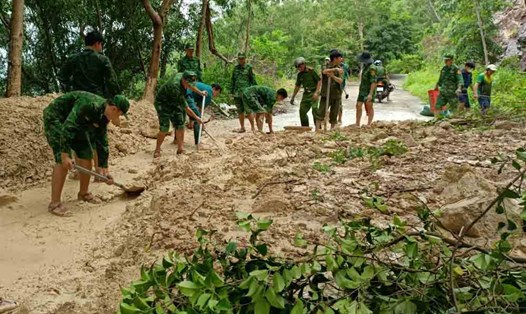 Các lực lượng chức năng khắc phục điểm sạt lở ở xã An Sơn. Ảnh: Bộ đội Biên phòng