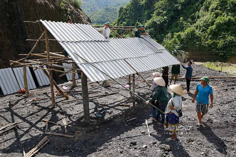 Người dân xã Mường Pồn dựng lên những ngôi nhà tạm trong khi chờ được bố trí tái định cư sau trận lũ quét xảy ra gần 2 tháng trước. Ảnh: Thanh Bình