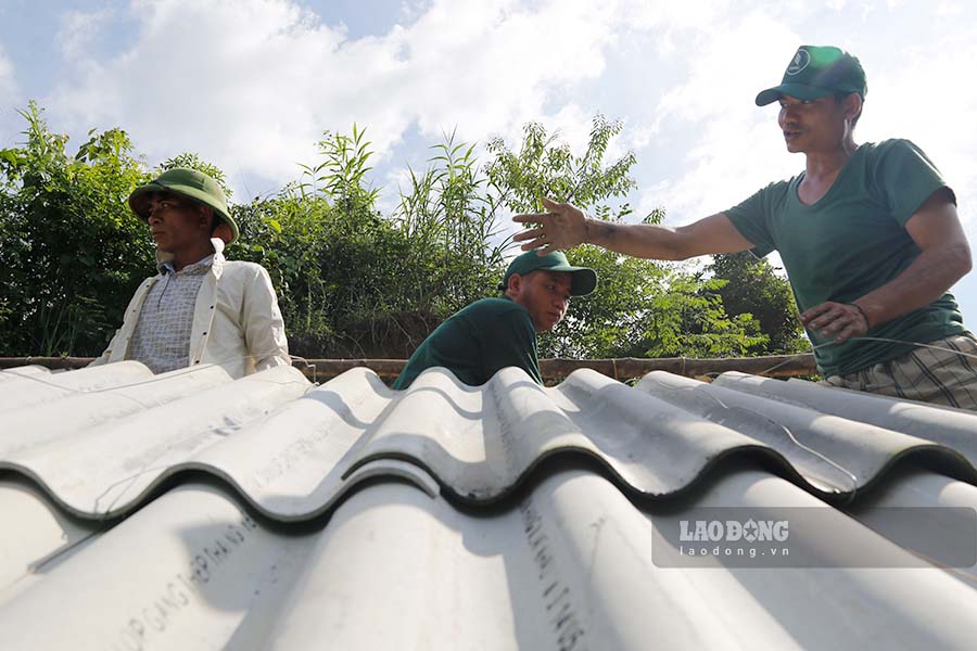 Trong khi cho cac phuong an tai dinh cu duoc phe duyet, nhieu gia dinh da chon phuong an lam nha tam de khong phai di o nho nha van hoa hoac gia dinh nguoi than.