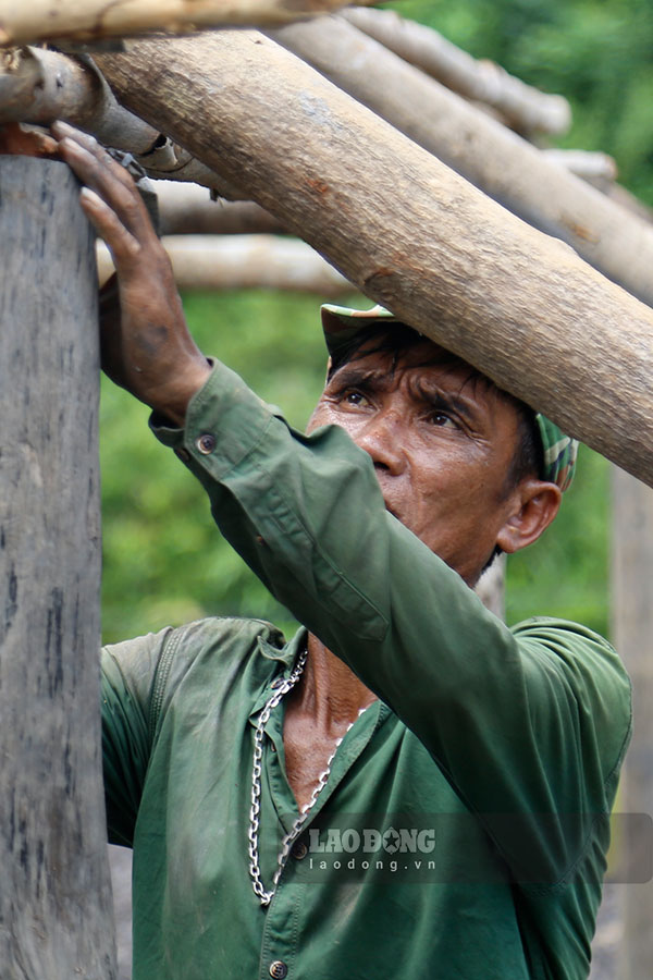 Ong Quang Van Han - ban Tin Toc, xa Muong Pon - chia se: “Do khong co cho o nen gia dinh toi dung tam nha o khu dat trong nay. Chung toi rat mong muon co mot ngoi nha kien co de on dinh cuoc song”.