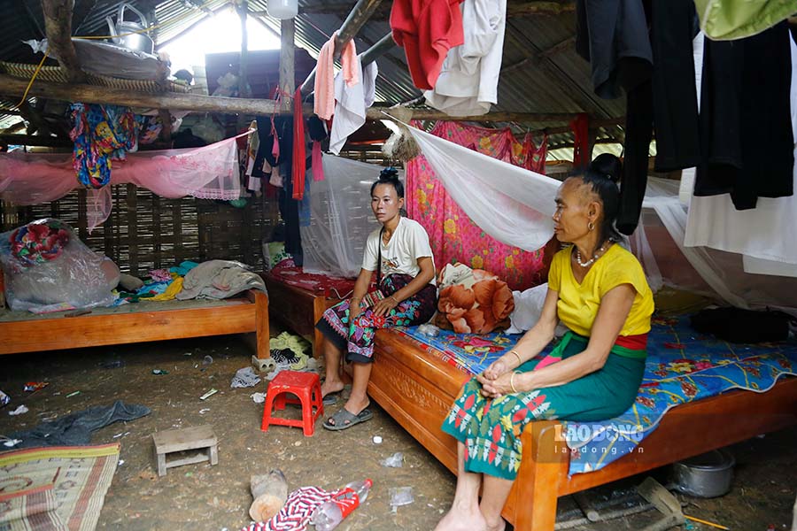 Cach can nha tam cua ong Bun khoang 10m, ngoi nha tam cua chi Lo Thi Vui  du de cam nhan su chat vat cua mot gia dinh 4 nguoi, moi duoc dung len cach day 1 tuan.