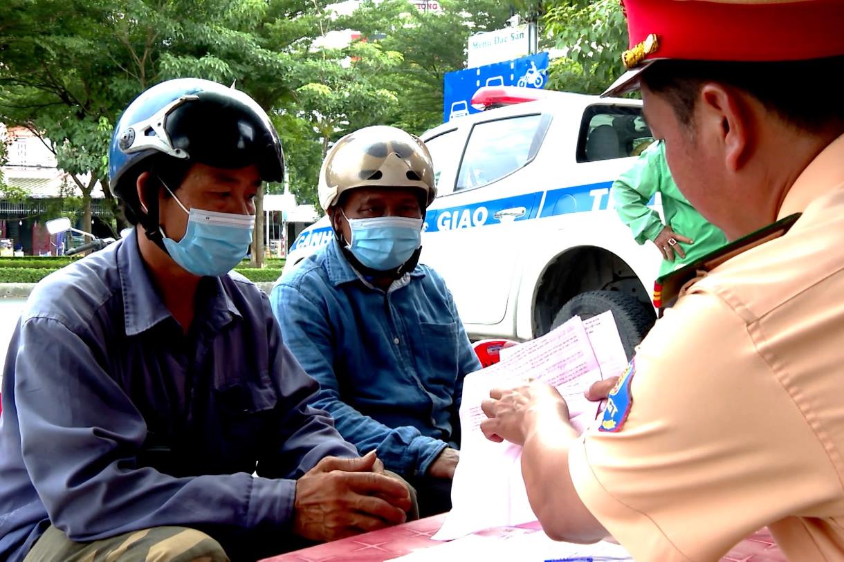 Truong hop nguoi dieu khien la thuong binh, benh binh, nguoi khuyet tat, ngoai kiem tra giay to phai yeu cau xuat trinh cac giay to co lien quan de chung minh va doi chieu voi danh sach da ra soat.