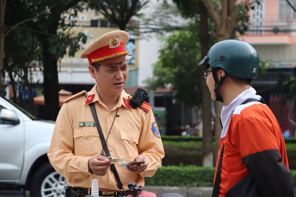 Qua trinh kiem tra, xu ly vi pham, can bo, chien si phai ghi nhan lai bang camera de lam can cu. 