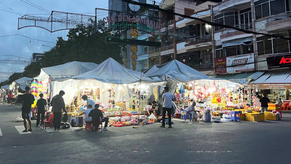 Ghi nhan cua PV ngay 19.9, cho dem Ninh Kieu hoat dong tro lai. Anh: Bich Ngoc