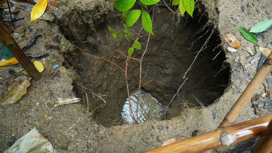 Ảnh hưởng bão số 4 gây mưa, xuất hiện hố sụt lún. Ảnh: Anh Vũ.