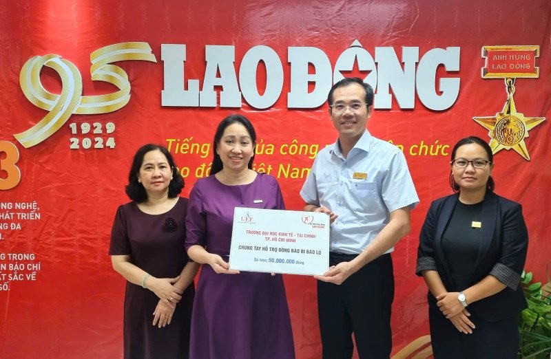 Tiến sĩ Hồ Viễn Phương - Phó Hiệu trưởng UEF (thứ hai từ phải qua) trao 50 triệu đồng thông qua Quỹ Xã hội Từ thiện Tấm lòng Vàng để giúp đỡ đồng bào các tỉnh, thành phố miền Bắc bị ảnh hưởng bởi bão, lũ lụt. Ảnh: Nam Dương