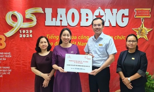 Tiến sĩ Hồ Viễn Phương - Phó Hiệu trưởng UEF (thứ hai từ phải qua) trao 50 triệu đồng thông qua Quỹ Xã hội Từ thiện Tấm lòng Vàng để giúp đỡ đồng bào các tỉnh, thành phố miền Bắc bị ảnh hưởng bởi bão, lũ lụt. Ảnh: Nam Dương