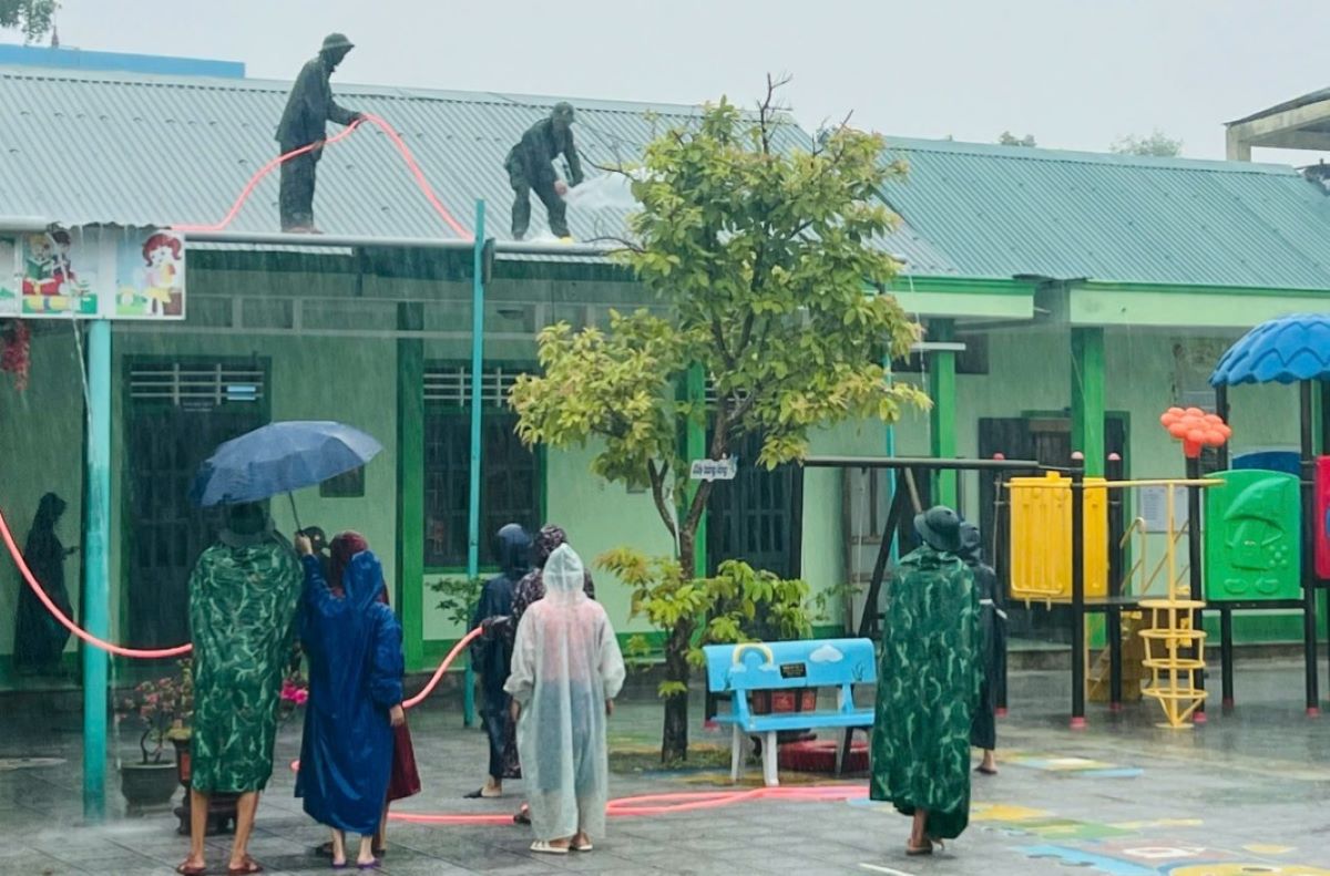 Các lực lượng và cán bộ giáo viên gia cố phần mái trường học trước khi bão số 4 vào.