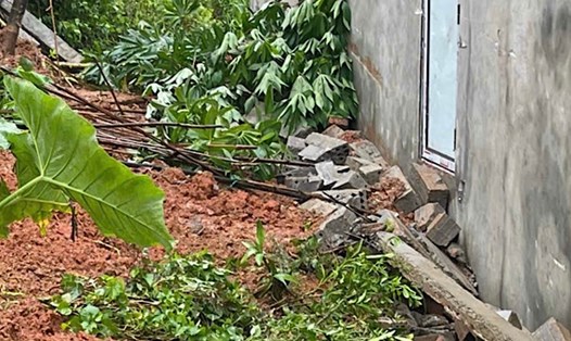 Lượng lớn đất đổ xuống khiến nhà dân bị nứt. Ảnh: T. Anh