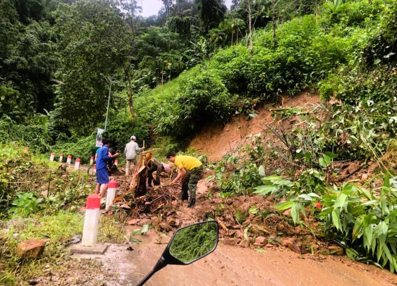 Nhieu nhan luc, phuong tien duoc huy dong de khoi thong tac duong, sat lo. Anh UBND huyen Nam Tra My