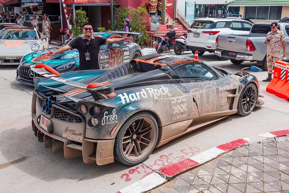 Chiếc siêu xe Pagani Huayra BC Roadster lấm lem bùn đất trong hành trình Gumball 3000. Ảnh: Anh Xuân