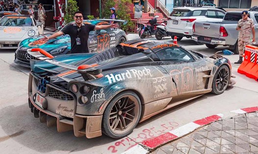 Chiếc siêu xe Pagani Huayra BC Roadster lấm lem bùn đất trong hành trình Gumball 3000. Ảnh: Anh Xuân