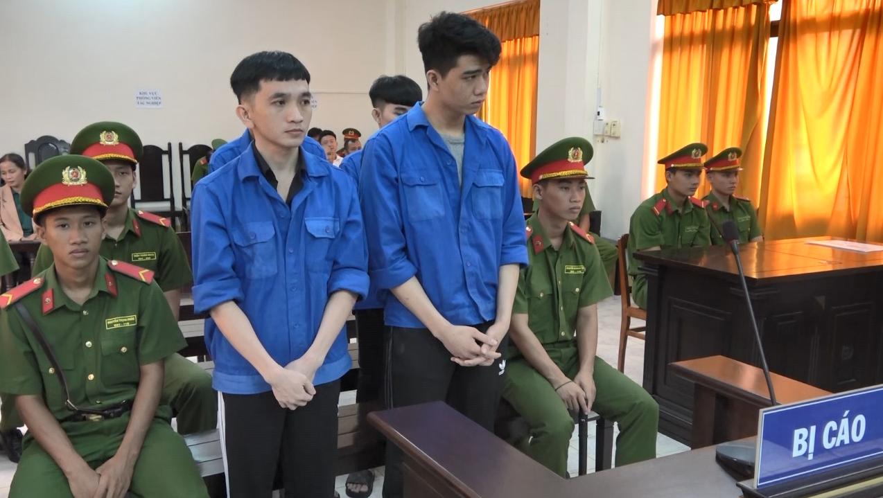 4 bị cáo đã bắt giữ người rồi dùng hung khí uy hiếp ép ký giấy nợ. Ảnh: Văn Vũ