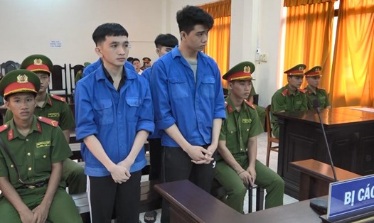 4 bị cáo đã bắt giữ người rồi dùng hung khí uy hiếp ép ký giấy nợ. Ảnh: Văn Vũ