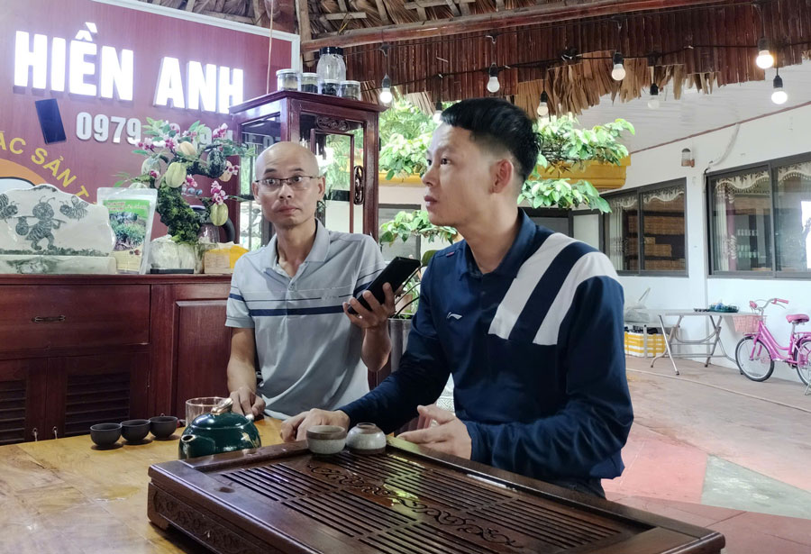 Ong Nguyen Quoc An - Chu nha hang Hien Anh (ben phai) cho rang nha hang khong lam sai. Anh: Tran Bui