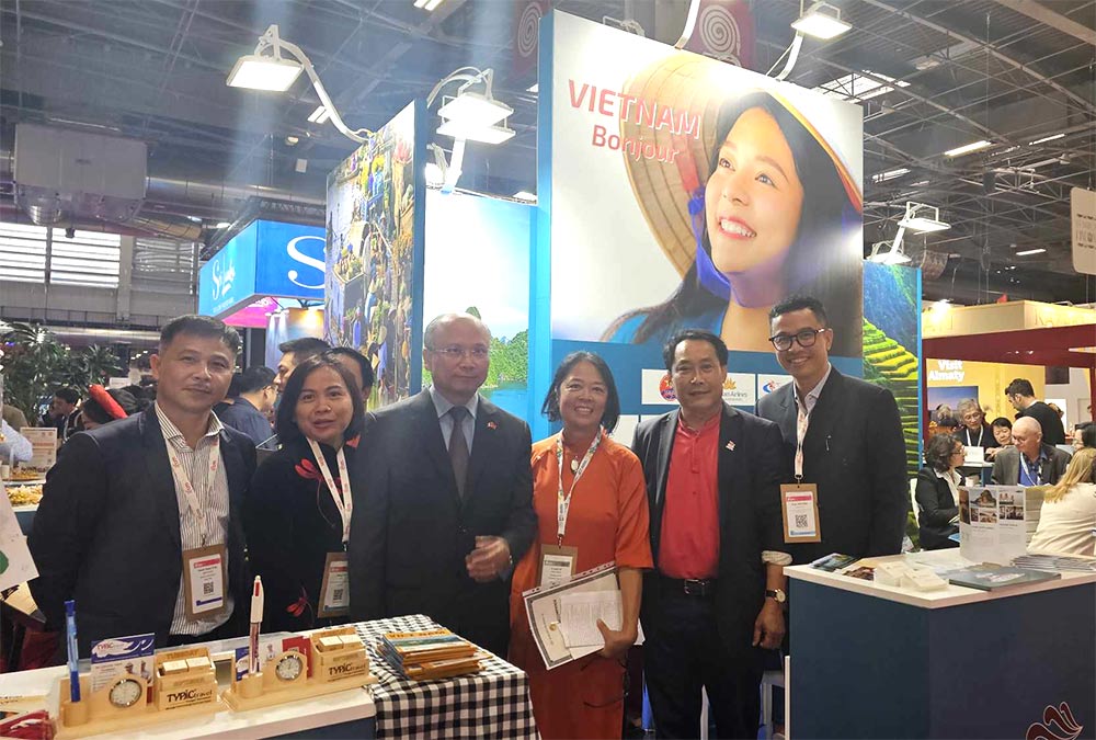 Ông Đinh Toàn Thắng, Đại sứ đặc mệnh toàn quyền của Việt Nam tại Pháp, đã tới dự Hội chợ du lịch. Ảnh: D. Hằng