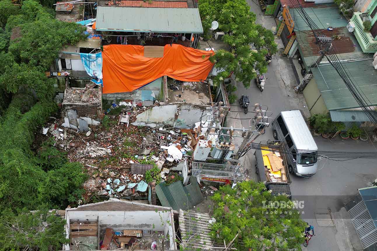 Theo ghi nhan cua Lao Dong ngay 19.9, tai khu vuc duong Ngo Quyen (phuong Quang Trung, quan Ha Dong), nhieu day nha tam,  nha o cua nguoi dan duoc giai toa dang do.