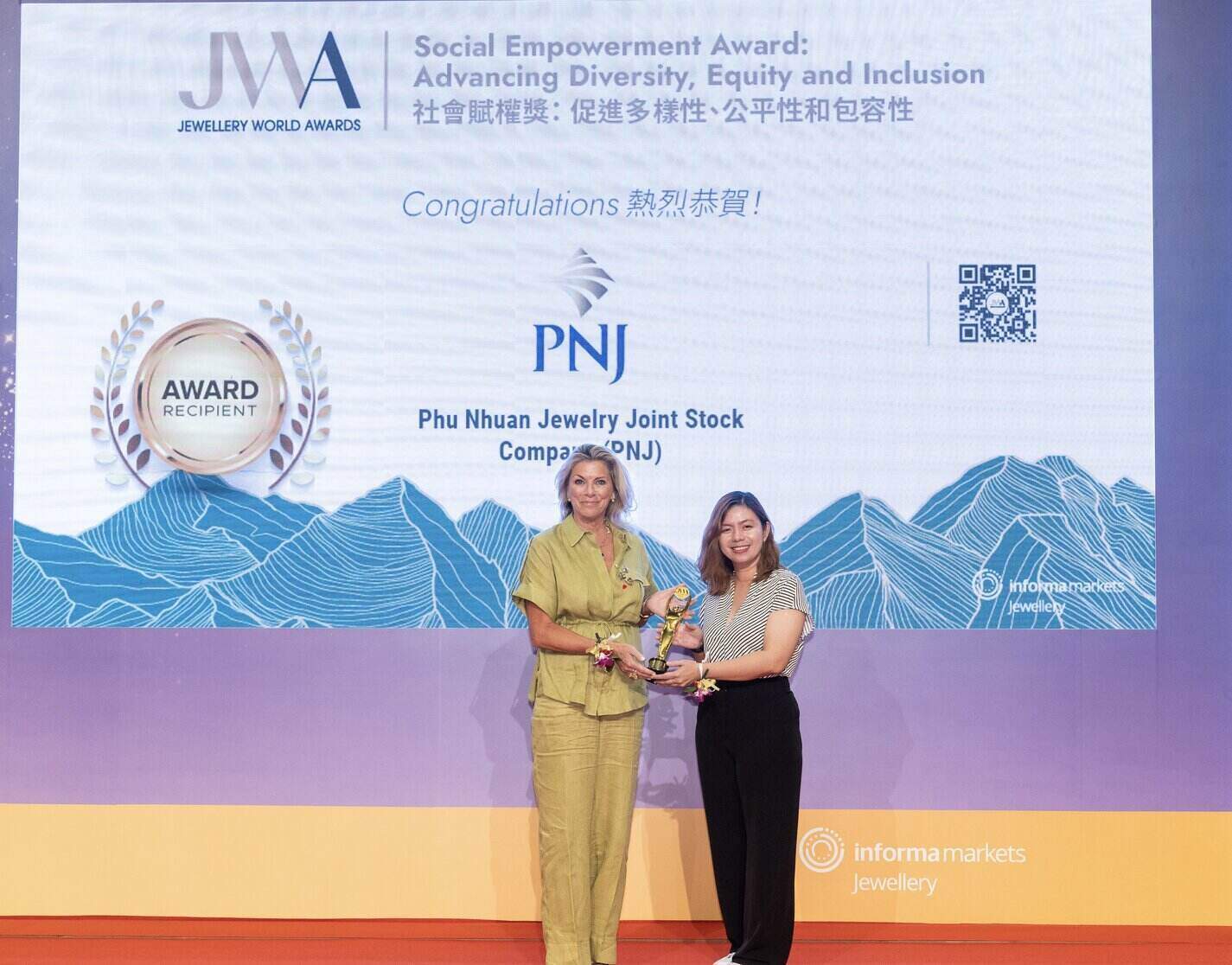 Đại diện PNJ nhận giải JWA 2024, hạng mục Social Empowerment. Ảnh: Thiên Nga