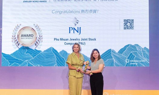 Đại diện PNJ nhận giải JWA 2024, hạng mục Social Empowerment. Ảnh: Thiên Nga