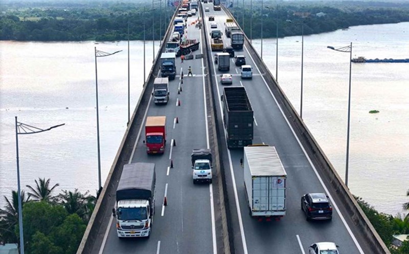 Traffic jam on Long Thanh bridge on the morning of September 5. Photo: Minh Quan