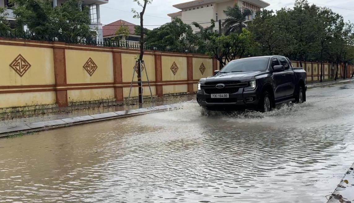 Các tỉnh thành miền Trung bắt đầu xuất hiện mưa lớn do ảnh hưởng của bão. Ảnh: Công Sáng